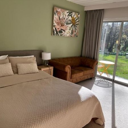 Riverbank Park Motel Брайт Экстерьер фото