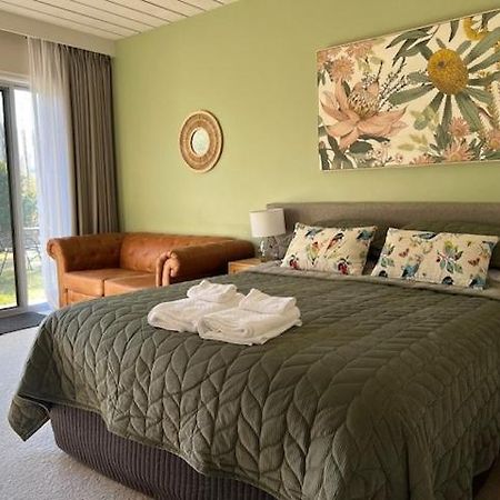 Riverbank Park Motel Брайт Экстерьер фото