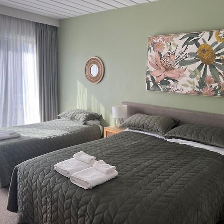 Riverbank Park Motel Брайт Экстерьер фото