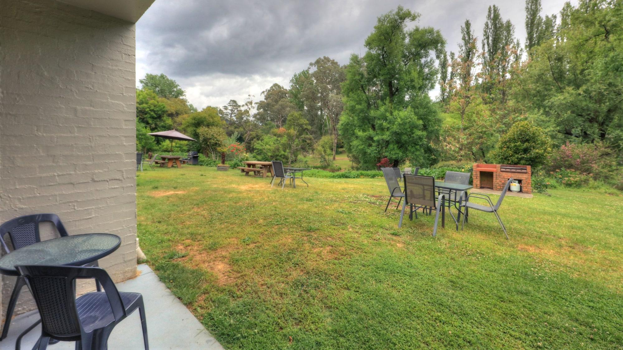 Riverbank Park Motel Брайт Экстерьер фото