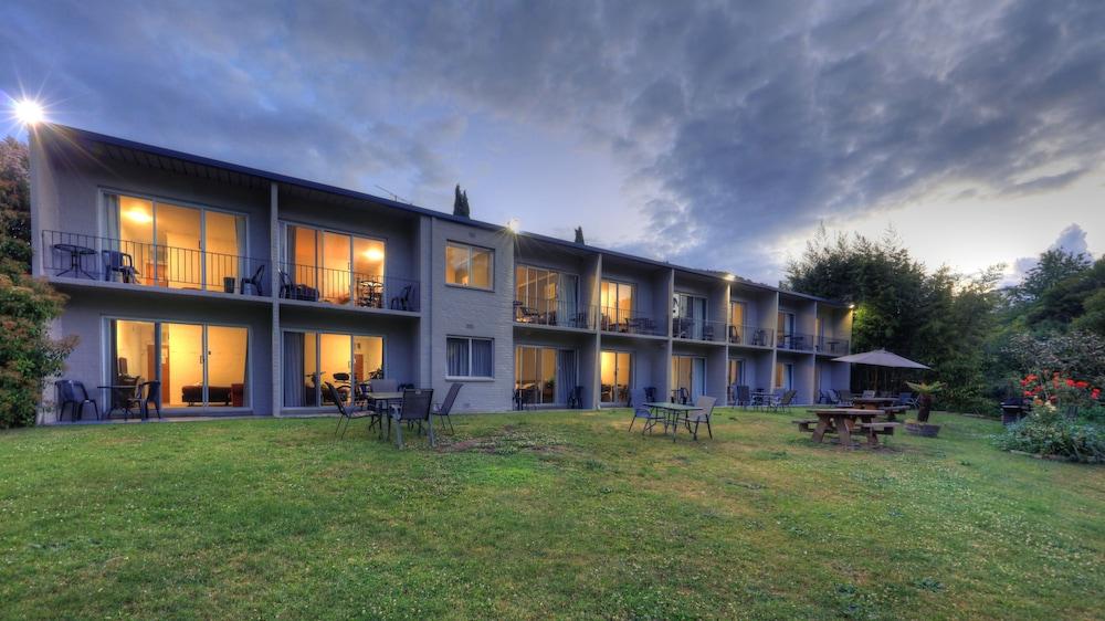 Riverbank Park Motel Брайт Экстерьер фото