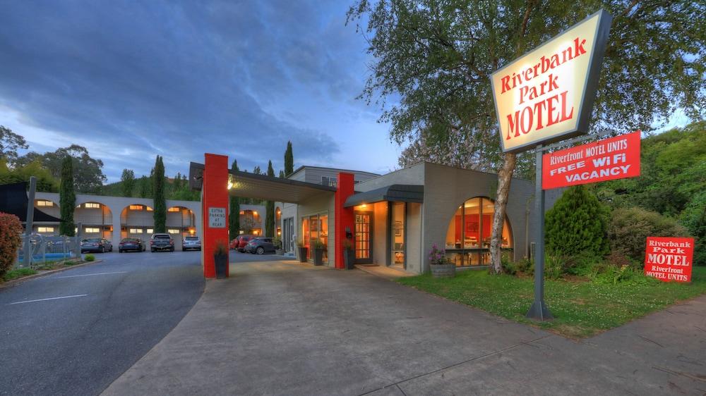 Riverbank Park Motel Брайт Экстерьер фото