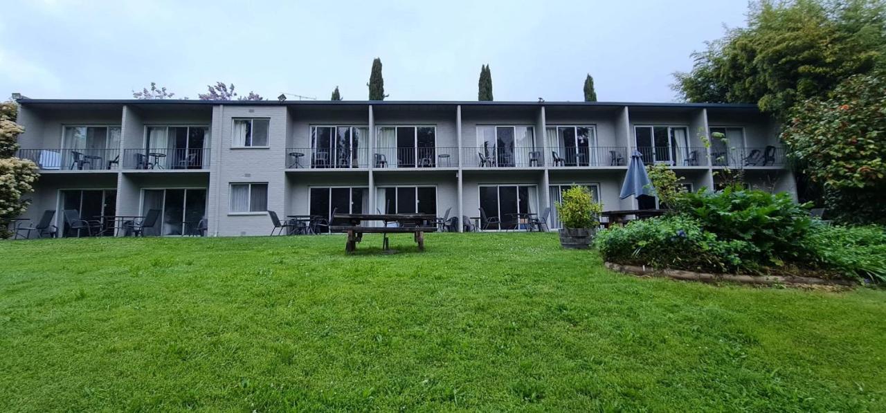 Riverbank Park Motel Брайт Экстерьер фото