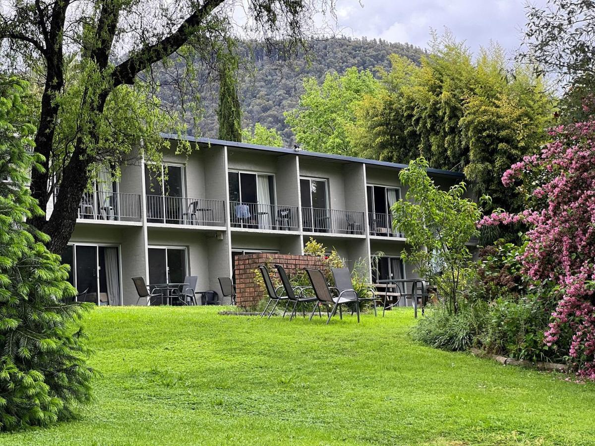 Riverbank Park Motel Брайт Экстерьер фото