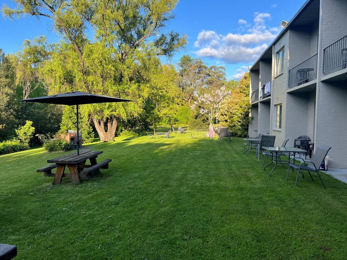 Riverbank Park Motel Брайт Экстерьер фото
