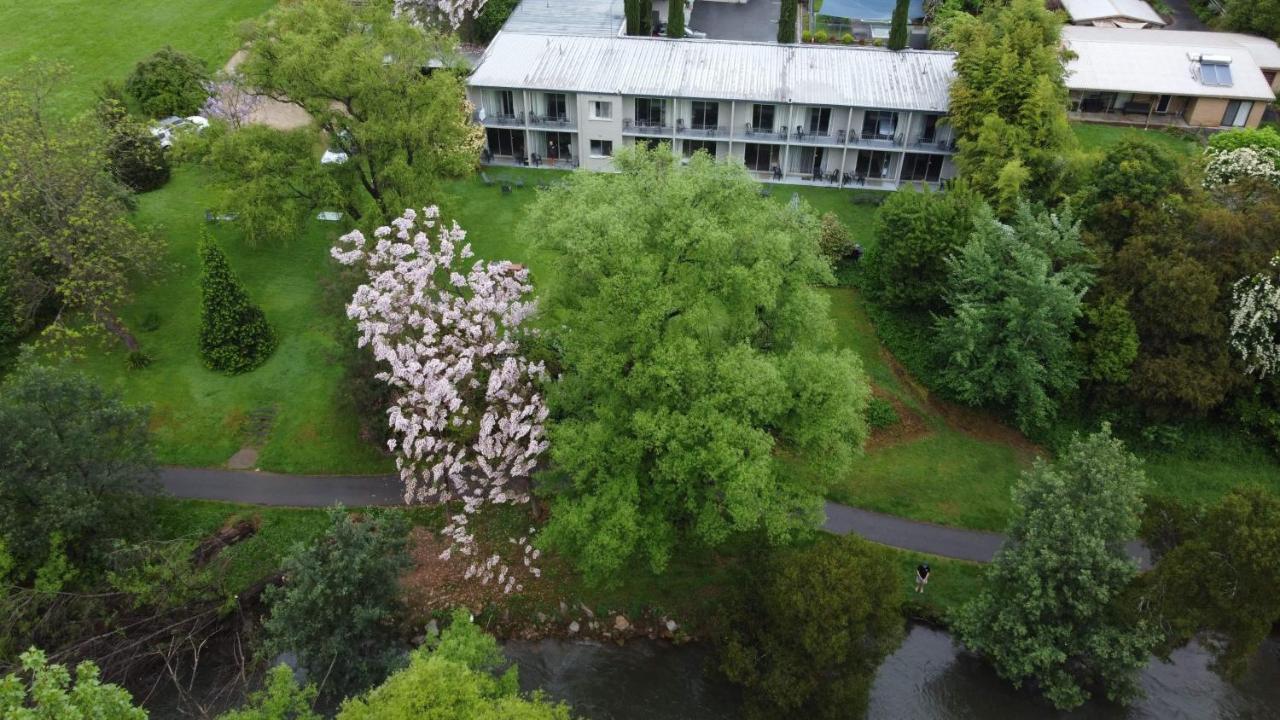 Riverbank Park Motel Брайт Экстерьер фото
