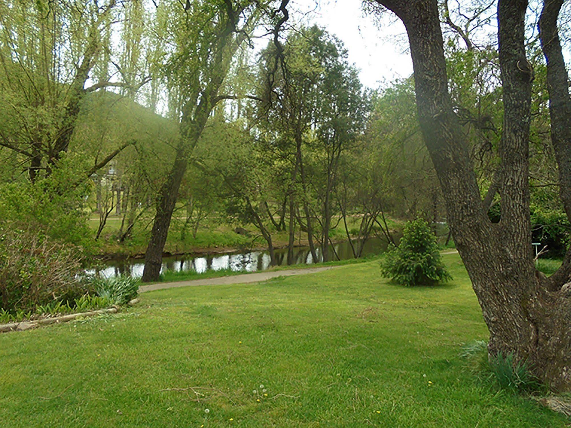 Riverbank Park Motel Брайт Экстерьер фото