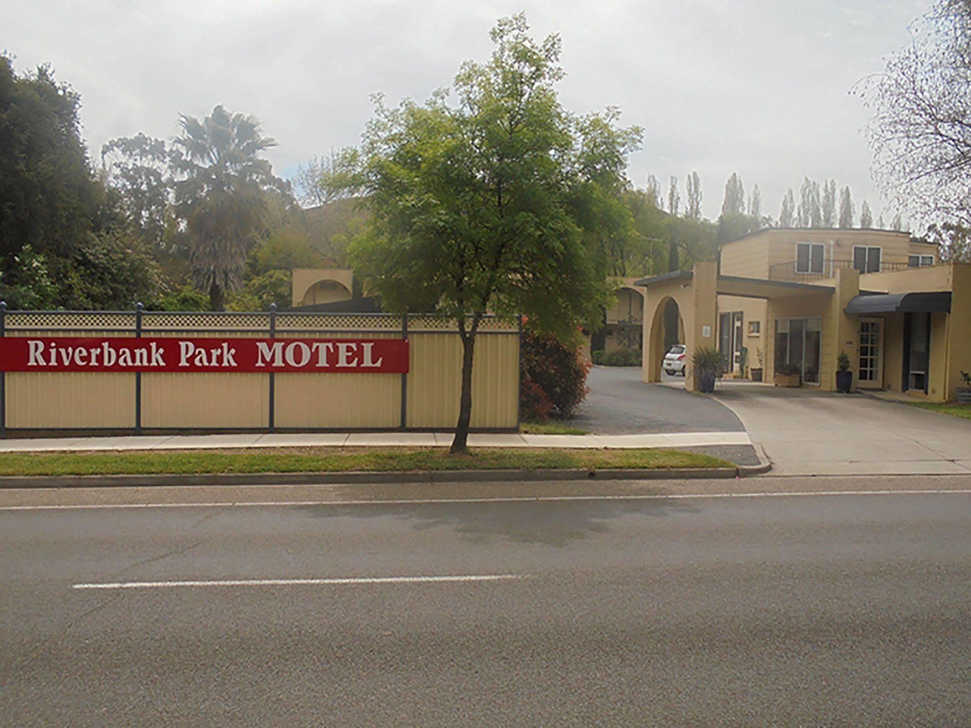 Riverbank Park Motel Брайт Экстерьер фото